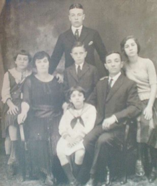 Sol (Zelig), Annie and their family (year unknown)
